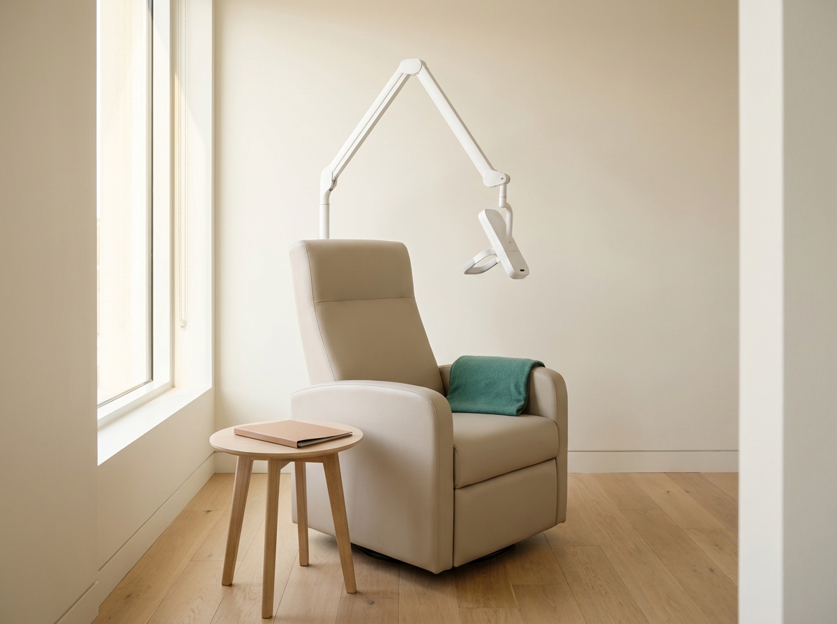 Vue d'un cabinet ambulatoire avec un fauteuil de traitement neutre, un bras articulé abstrait suspendu au-dessus indiquant un dispositif de stimulation, lumière naturelle douce, atmosphère apaisante